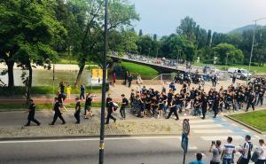 FOTO: Radiosarajevo.ba / Korteo navijača prema Bilinom polju